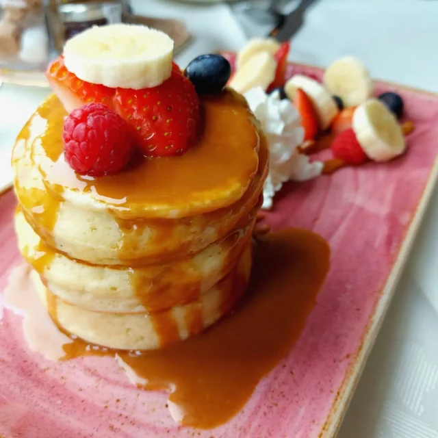 Hands down my fave pancake topping - Biscoff sauce 🤤🤤🤤!! 

Love it when our guests order pancakes because every now and again there are a few pancakes left over for me... and they are always, always smothered in Biscoff sauce and covered in banana slices!!

#pancakes #biscoff #breakfast #bnb #edinburghbnb #edinburgh #ukbnb #ukhotel #uktrip #visitscotland #baronyhouse #madefromscratch